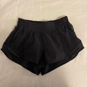 Lululemon black hotty hot 2.5” shorts